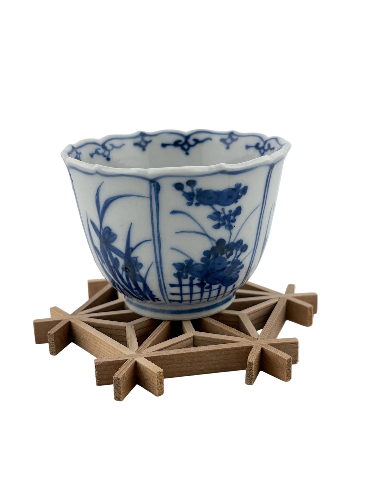 Meiji Seto Sometsuke Scalloped Cup — Hand‑Painted Floral Motif