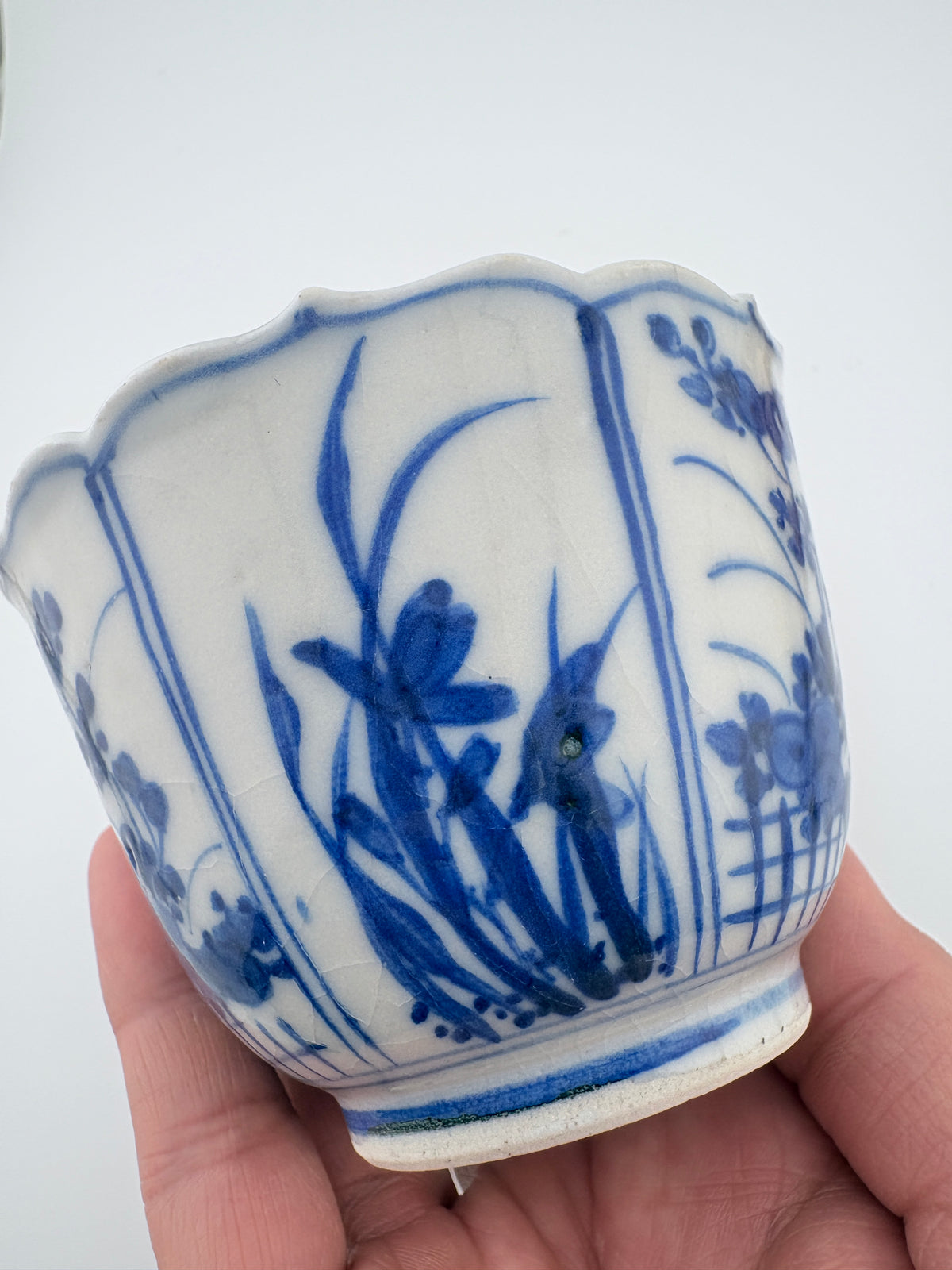 Meiji Seto Sometsuke Scalloped Cup — Hand‑Painted Floral Motif