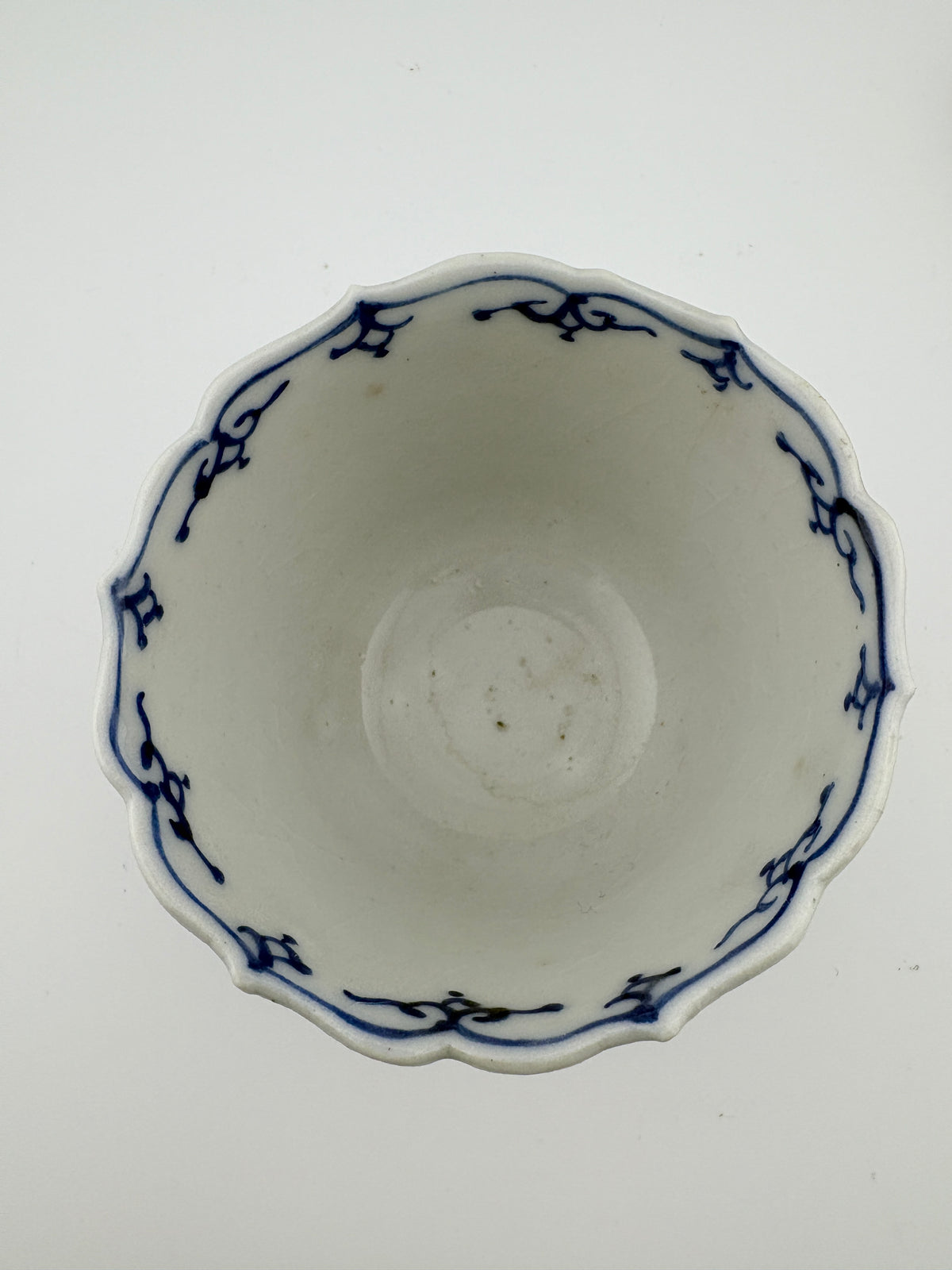 Meiji Seto Sometsuke Scalloped Cup — Hand‑Painted Floral Motif